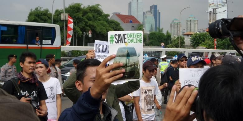 Ratusan sopir taksi online tiba di depan kompleks gedung DPR/MPR RI, Senin (22/8/2016). Para sopir berunjuk rasa menuntut untuk mencabut Peraturan Menteri Perhubungan (Permenhub) Nomor 32 Tahun 2016 tentang Penyelenggaraan Angkutan Orang dengan Kendaraan Bermotor Umum Tidak dalam Trayek.