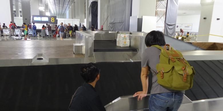 Penumpang menunggu barang mereka di tempat pengambilan bagasi Terminal 3 New Bandara Soekarno-Hatta, Selasa (23/8/2016). Meski pengambilan bagasi sudah cepat, sebagian penumpang masih mengeluhkan minimnya informasi di mana mereka harus mengambil barangnya.