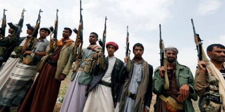 Pejuang suku Yaman yang loyal pada pemberontak Houthi berjuang untuk menumbangkan pemerintah Yaman.