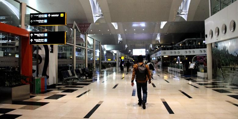 Penumpang berjalan menuju ruang tunggu Gate 8 di Bandara Kualanamu, Medan, Sumatera Utara, Selasa (23/8/2016). Bandara Kualanamu adalah satu pintu masuk wisatawan menuju Danau Toba.