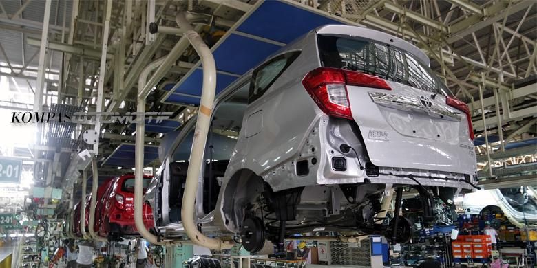 Ilustrasi produksi mobil di pabrik Daihatsu.