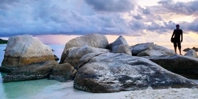 Pantai Tanjung Tinggi di Desa Ciput, Kecamatan Sijuk, Kabupaten Belitung, Provinsi Bangka Belitung.