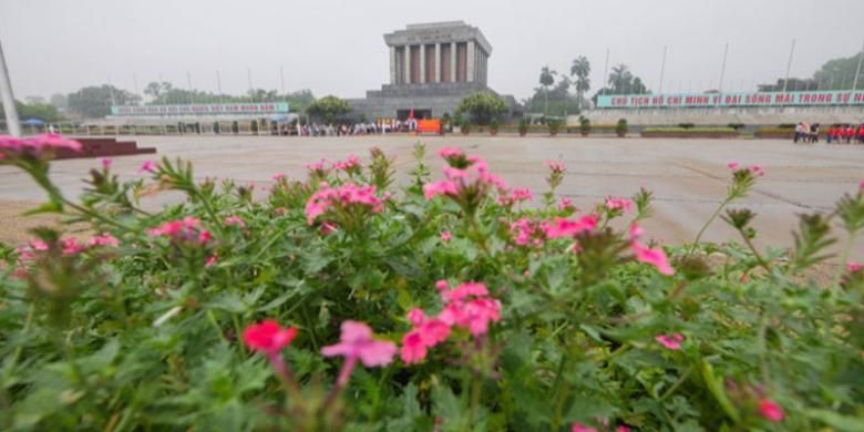 Mausoleum Ho Chi Minh terletak di tengah Lapangan Ba Dinh, Kota Hanoi, Vietnam.