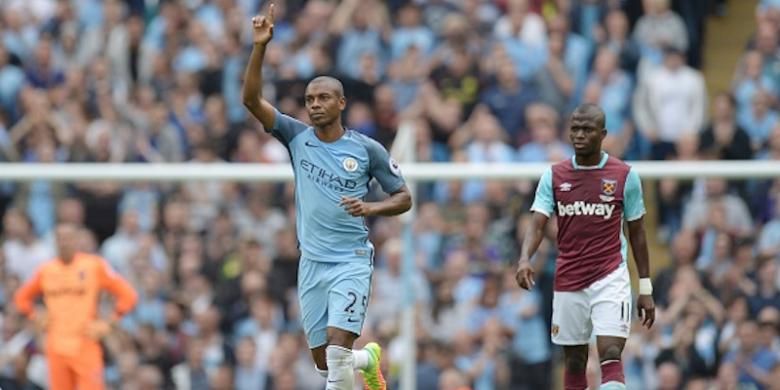 Fernandinho merayakan gol Manchester City ke gawang West Ham United, Minggu (28/8/2016). 