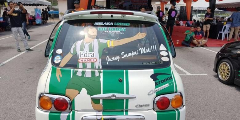 Mobil milik seorang fans Melaka United yang didandani berbau Ilija Spasojevic