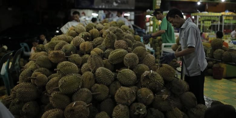 Setumpuk durian siap disajikan di Durian Ucok, Medan, Sumatera Utara. Rata-rata, seribu durian terjual dalam sehari di sini, dari pasokan sekitar 6.000 durian per hari. Gambar diambil pada Kamis (25/8/2016