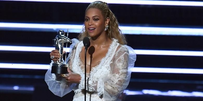 Beyonce menerima penghargaan pada MTV Video Music Award di the Madison Square Garden, New York, Minggu (28/8/2016).