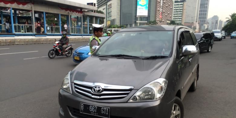 Pelanggar sistem ganjil genap di Jalan Jenderal Sudirman, Jakarta Pusat, Selasa (30/8/2016).