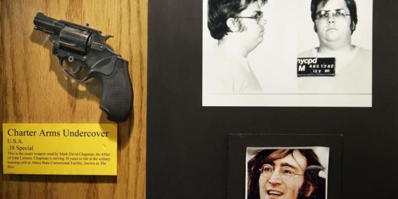 Senjata yang digunakan Mark David Chapman to untuk membunuh John Lennon dipamerkan di sebelah foto mereka di museum kecil milik divisi investigasi forensik Kepolisian New York.