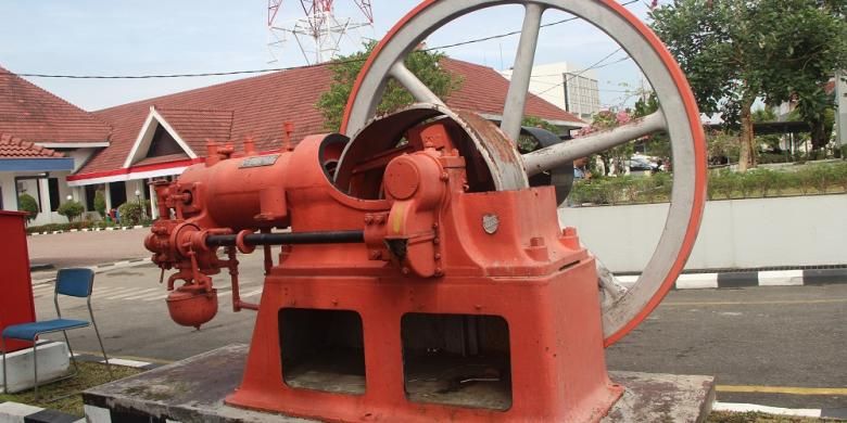 Salah satu jejak sejarah panjang penyaluran dan pemanfaatan gas alam di Kota Medan, Sumatera Utara, diabadikan di halaman kantor PGN Sub Distribusi Wilayah III Area Medan. Gambar mesin pompa ini diambil pada Jumat (26/8/2016).
