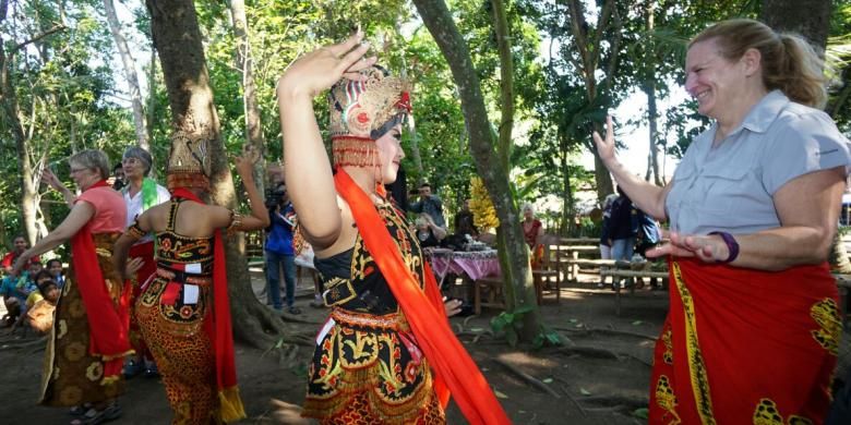 Wisatawan AS menari Gandrung di Desa Kemiren, Kecamatan Glagah, Kabupaten Banyuwangi, Jawa Timur, Rabu (31/8/2016).