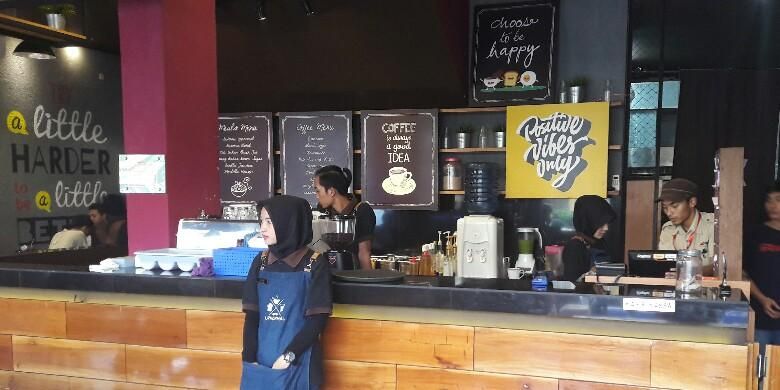 Warunk Upnormal Gading Serpong terletak di ruko yang terpenting