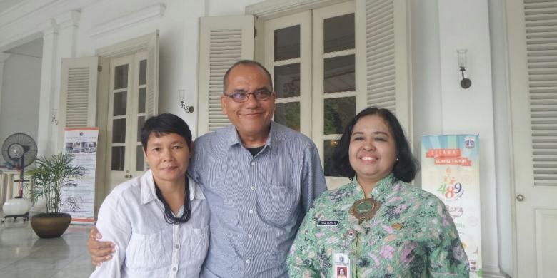 Tinia Budianti saat menjabat Kepala BPAD DKI (kanan) bersama keluarga sastrawan Sitor Situmorang di Balai Kota DKI Jakarta, Jalan Medan Merdeka Selatan, Jumat (2/9/2016). 