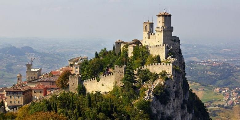 Gunung Titano, puncak tertinggi di San Marino salah satu negeri terkecil di dunia.
