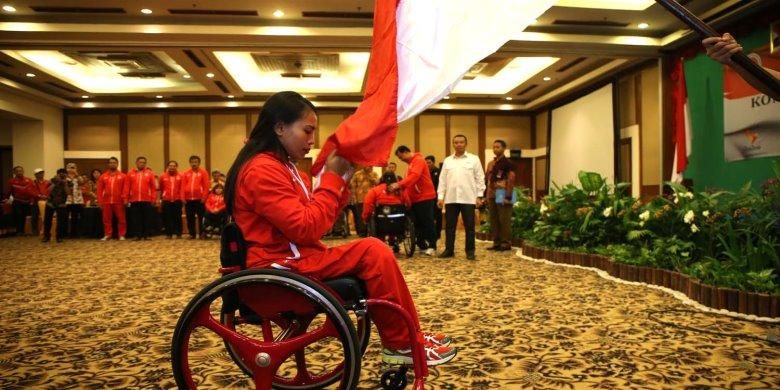 Atlet difabel nasional, Ni Nengah Widiashi, saat acara pelepasan atlet Indonesia yang akan tampil di ajang Paralympic Games 2016 Rio de Janeiro, di Lor In Hotel, Solo, Jawa Tengah, Jumat (2/9/2016)