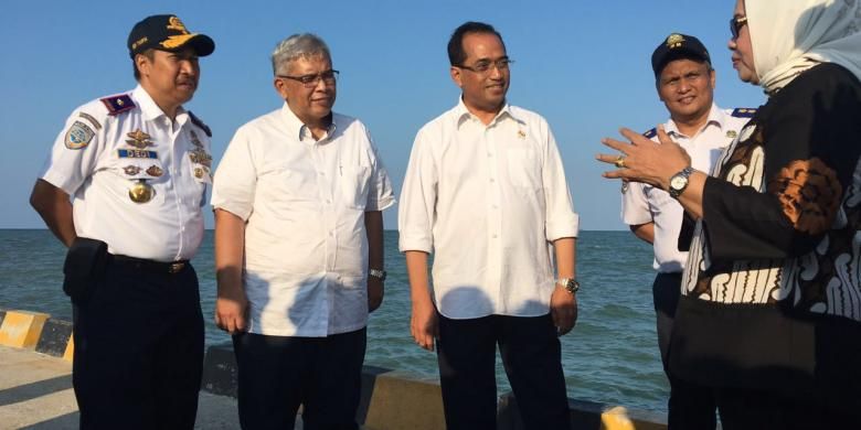 Menteri Perhubungan Budi Karya Sumadi (tengah) mengecek lokasi calon Pelabuhan Patimban, Subang, Jawa Barat, Minggu (4/9/2016).