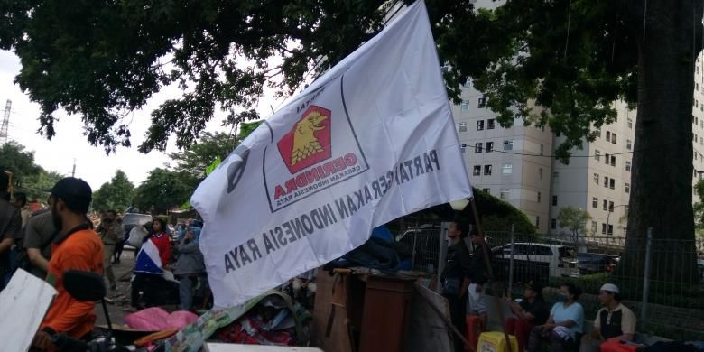 Bendera Partai Gerindra berkibar di lokasi penggusuran Rawajati, Jakarta
Selatan, Senin (5/9/2016).
