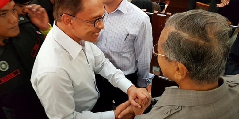 Mahathir Mohamad dan Anwar Ibrahim berjabat tangan setelah 18 tahun perseteruan politik