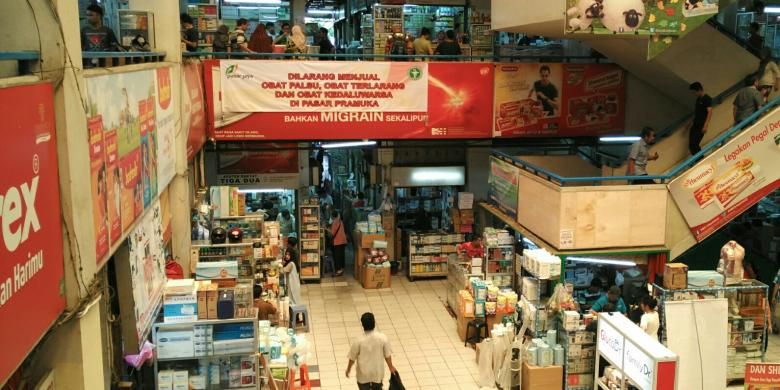 Spanduk larangan penjualan obat palsu dan kedaluwarsa dipasang PD Pasar Jaya di Pasar Pramuka, Matraman, Jakarta Timur. Foto diambil Selasa (6/9/2016).