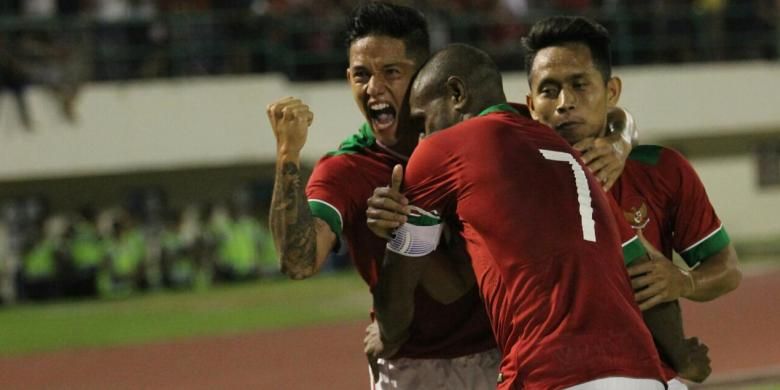 Irfan Bachdim merayakan gol kedua Indonesia ke gawang Malaysia bersama Boaz Solossa dan Andik Vermansah di Stadion Manahan, Selasa (6/9/2016).