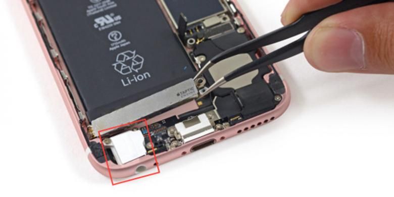 Lokasi dan ukuran konektor jack audio 3,5mm pada iPhone 6S (ditandai kotak merah)