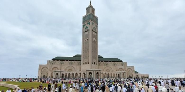 Umat Muslim berkumpul menjelang perayaan Idul Idha di Masjid Hassan II di kota Casablanca, Maroko.