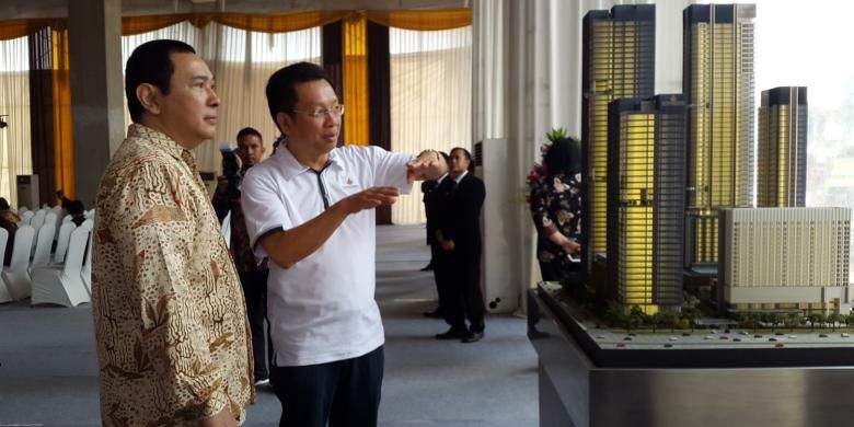 Presiden Komisaris Humpuss Group Hutomo Mandala Putra dan Presiden Direktur KG Global Development Harry Gunawan meninjau maket proyek multifungsi Mangkuluhur City, sebelum prosesi tutup atap Office Tower One, Jumat (9/9/2016). 