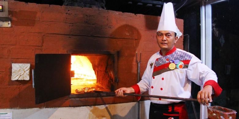 Chef Cahyo dari Citrus Resto Novotel Semarang, sedang melakukan proses memasak Italian Pizza atau yang lebih terkenal dengan Pizza Kayu Bakar, menggunakan tungku pembakaran dengan suhu minimal 300 derajat celcius.