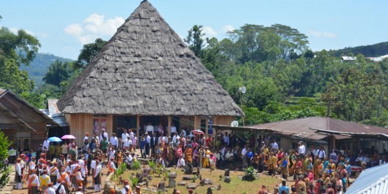 Salah satu rumah adat Gendang di Bangka Tuke, Kecamatan Langke Rembong, Kabupaten Manggarai, Flores, NTT, Sabtu (23/4/2016).  