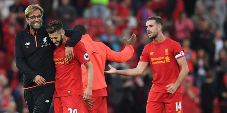 Manajer Liverpool, Juergen Klopp, tampak gembira bersama Adam Lallana dan Jordan Henderson seusai timnya meraih kemenangan atas Leicester City di Anfield, Sabtu (10/9/2016). 