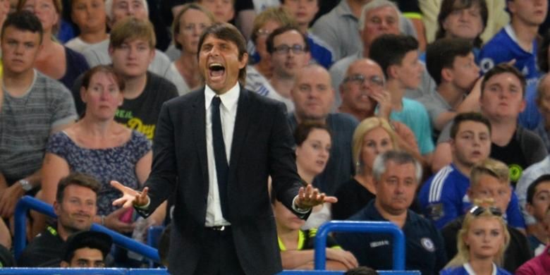 Reaksi pelatih Chelsea, Antonio Conte, dalam pertandingan Premier League melawan Burnley di Stamford Bridge, London, pada 27 Agustus 2016. 