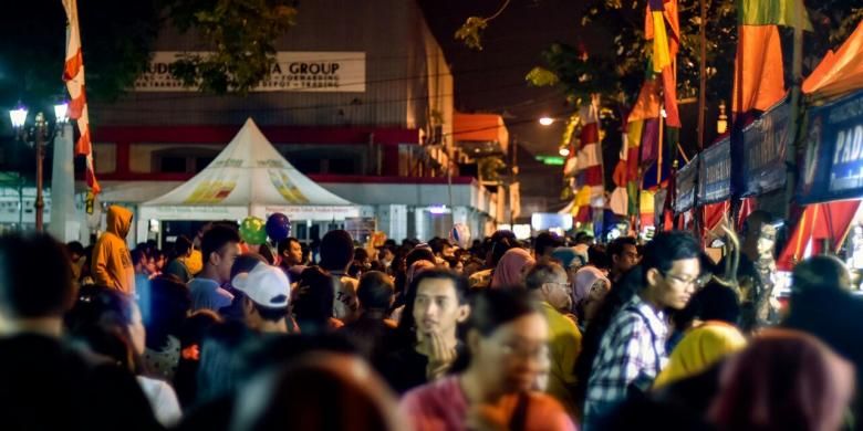 Keramaian Pasar Malam Sentiling Festival Kota Lama Semarang tahun 2014 lalu.