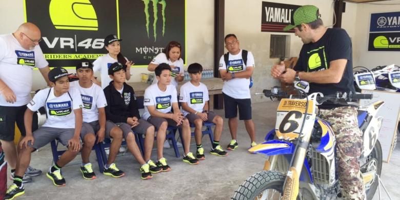 Pebalap Indonesia, Galang Hendra Pratama, dan peserta Master Camp mendengarkan arahan Marco Belli dari tim VR46 Riders Academy sebelum berlatih flat-track di Tavullia, Italia, Kamis (15/9/2016).