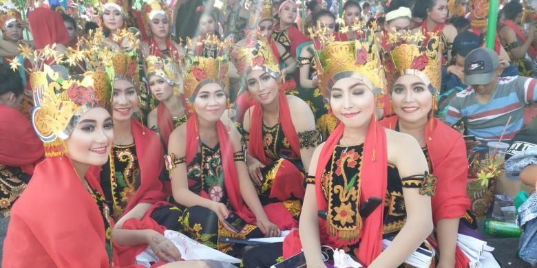 Pelajar Banyuwangi di Festival Gandrung Sewu  yang digelar di Pantai Boom, Sabtu (17/9/2016).