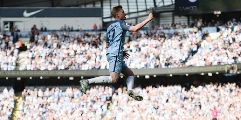 Kevin De Bruyne merayakan gol pertama Manchester City ke gawang Bournemouth pada pertandingan Premier League di Stadion Etihad, Sabtu (17/9/2016).