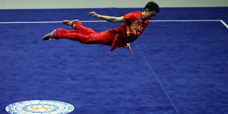 Atlet Wushu bertanding pada PON XIX kategori chang quan di GOR Pajajaran, Bandung, Minggu (18/9/2016). Achmad Hulaefi meraih medali emas dengan nilai 9,65 mengungguli Charles peraih medali perak dari Sumatera Utara dan Aldy Lukman peraih perunggu dari Sumatera Utara. 