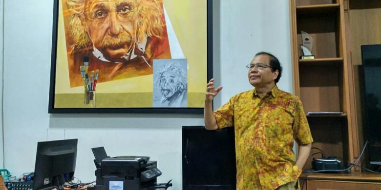 Mantan Menko Bidang Kemaritiman Rizal Ramli menunjukkan salah satu lukisan yang ada di rumahnya di Jalan Tebet Barat Dalam IV, Jakarta Selatan, Minggu (18/9/2016).