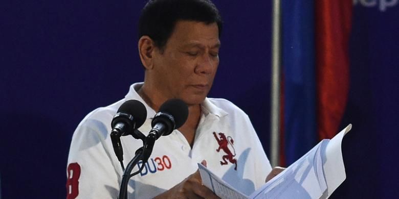 Presiden Filipina Rodrigo Duterte membaca daftar tersangka pengedar narkotika saat menberikan pengarahan kepada pasukan khusus Filipina di kamp San Miguel, provinsi Bulacan, sebelah utara Manila.