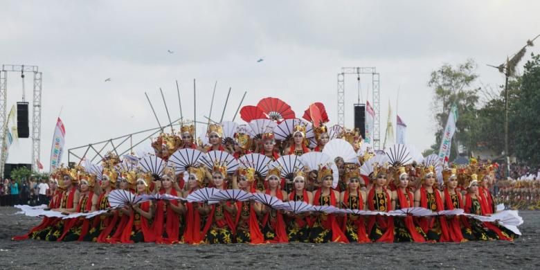 Salah satu formasi di Gandrung Sewu yang melibatkan 1.314 penari di Pantai Boom, Banyuwangi, Jatim, Sabtu (17/9/2016).