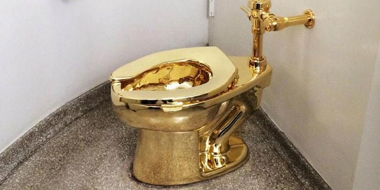 Toilet di Museum Guggenheim, New York yang terbuat dari emas 18 karat.