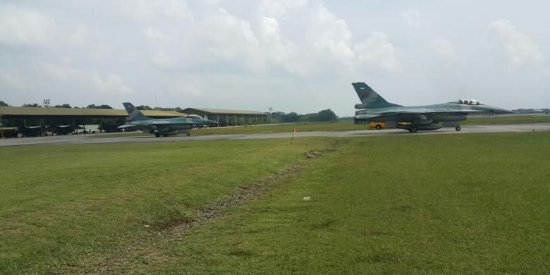 Pesawat F16 milik skuadron tiga Lanud Iswahjudi siap terbang saat akan mengikuti pralatihan Puncak TNI AU Angkasa Yudha di Lanud Iswahjudi, Magetan, Jawa Timur, Selasa (20/9/2016).