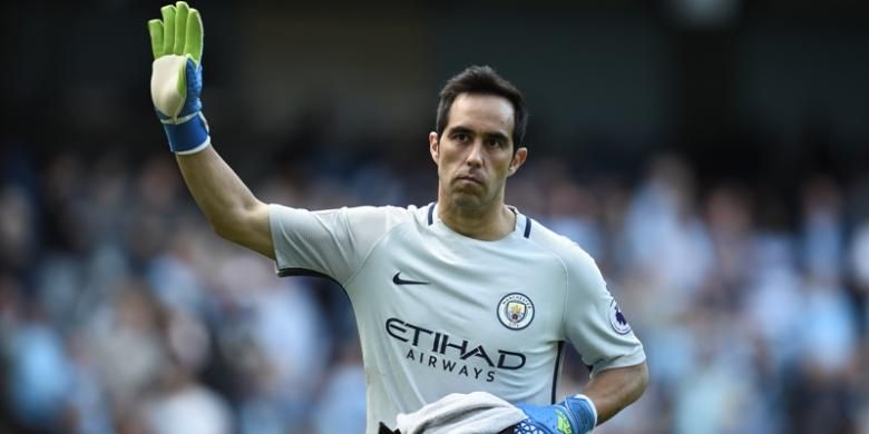 Kiper Manchester City, Claudio Bravo, melambaikan tangan saat ingin meninggalkan laga pada akhir babak pertama pertandingan lanjutan Premier League melawan Bournemouth di Etihad Stadium, Sabtu (17/9/2016). 