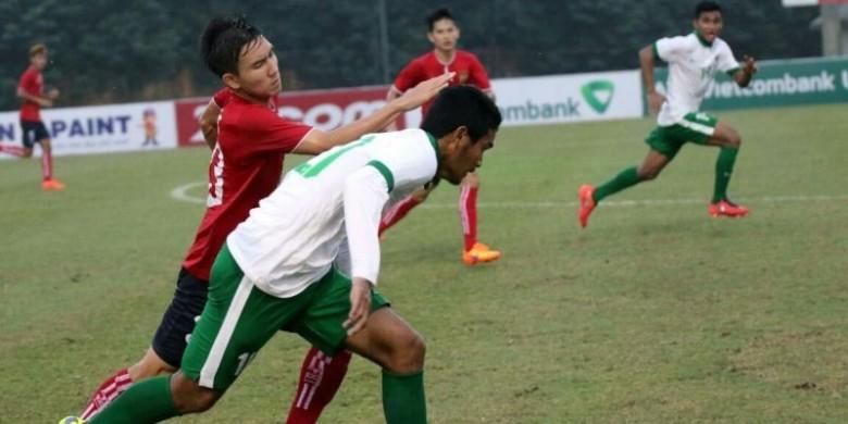 Aksi striker Indonesia U-19, Muhammad Rafli, pada laga kontra Laos U-19 di Vietnam Youth Training Center, Minggu (18/9/2016).