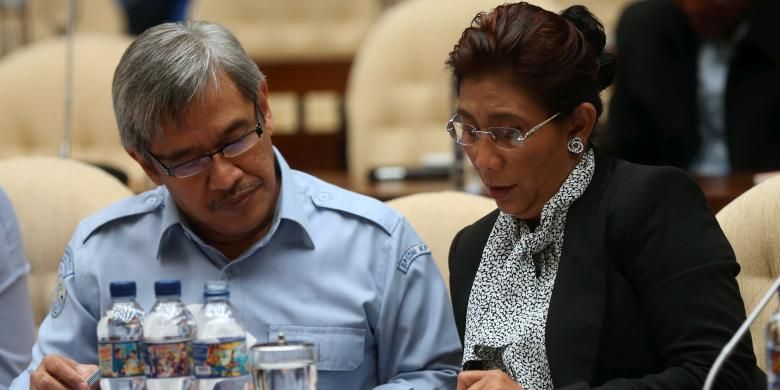 Menteri Kelautan dan Perikanan Susi Pudjiastuti berdiskusi dengan Sekretaris Jenderal Kementerian Kelautan dan Perikanan Sjarief Widjaja  disela-sela  Rapat Kerja bersama Komisi 4 DPR di Komplek PArlemen, Senayan, Jakarta, Rabu (7/9/2016). 