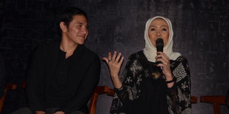 Vino G Bastian (kiri) dan Damayanti Noor (kanan) dalam jumpa pers film Chrisye di Resto The Hook, Kebayoran Baru, Jakarta Selatan, Rabu (21/9/2016).