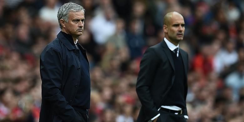 Manajer Manchester United, Jose Mourinho (kiri), dan Manajer Manchester City, Josep Guardiola, menyaksikan laga Derbi Manchester dari sisi lapangan, di Stadion Old Trafford, 10 September 2016.