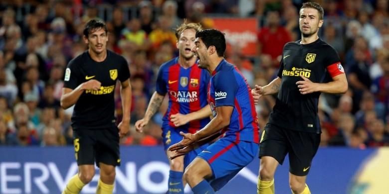 Penyerang Barcelona, Luis Suarez (tengah), berteriak setelah gagal mencetak gol dalam pertandingan La Liga kontra Atletico Madrid di Camp Nou, Barcelona, Spanyol, 21 September 2016.
