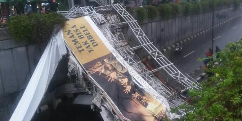 Foto jembatan penyeberangan orang yang roboh yang dilaporkan akun twitter TMC Polda Metro Jaya.