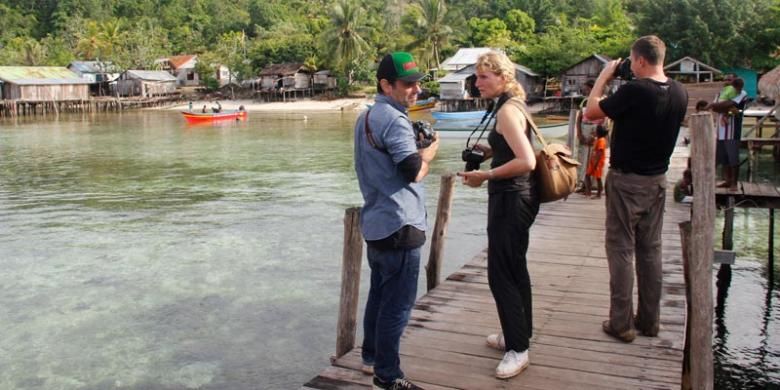 Wisatawan Perancis di desa Sawinggrai, di Distrik Meos Mansar, Kabupaten Raja Ampat, Papua Barat, Rabu (11/5/2016). 