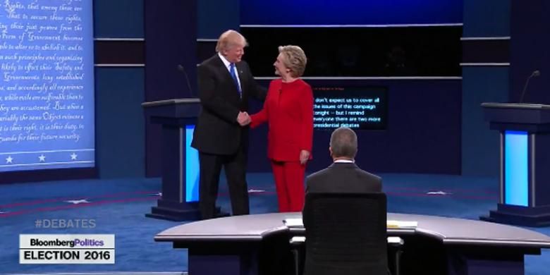 Kandidat Presiden AS Hillary Clinton dan Donald Trump bersalaman dalam pembukaan acara debat pertama Capres AS di New York, Selasa (27/9/2016) WIB.